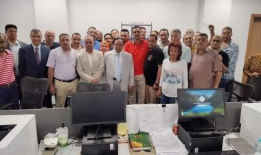 رئيس الجمارك يكرم أحد العاملين لرفضه رشوه 350 ألف جنيه