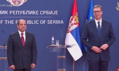 السيسي يضع إكليلًا من الزهور على قبر الجندي المجهول بصربيا