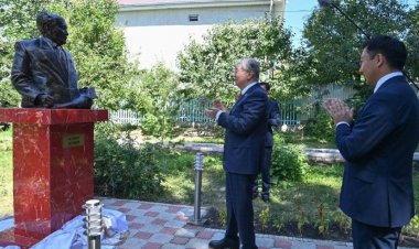 توقاييف يكشف النقاب عن تمثال نصفي للكاتب مختار أويزوف