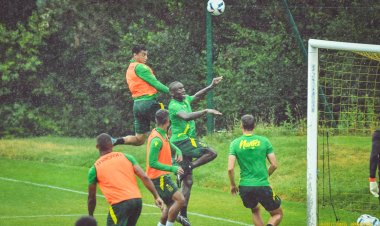 بالصور| شاهد استقبال لاعبي نانت الفرنسي لـ مصطفي محمد في التدريب الأول