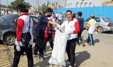 عمل تطوعي  من طلاب إندونيسيا بمصر لتنظيف شوارع الدرب الأحمر