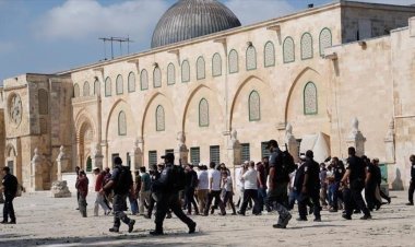 عشرات المستوطنين الإسرائيليين يقتحمون ساحات المسجد الأقصى