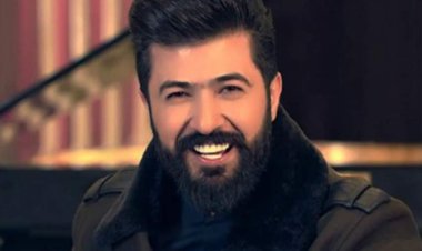 معجبة  تحتضن  المطرب سيف نبيل على المسرح .. فيديو