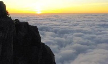 جبال عسير بالسعودية تجذب عشاق المغامرة بـ«الهايكنج» والطيران الشراعي