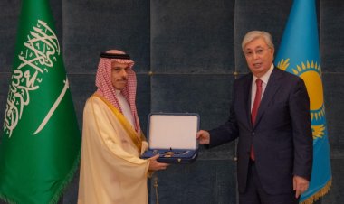 رئيس جمهورية كازاخستان يقدم وسام النسر الذهبي للملك سلمان