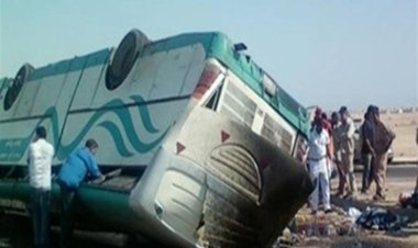 بالأسماء.. إصابة 10 أشخاص وبتر زراع أحدهم إثر انقلاب أتوبيس بالطريق الإقليمي