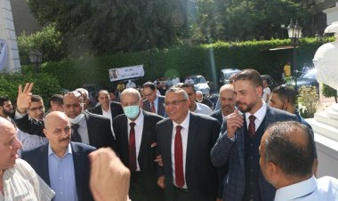 وفديون يستقبلون رئيس الحزب بممر شرفي ولافتات تحت شعار «نعم الشرعية وللتطهير»