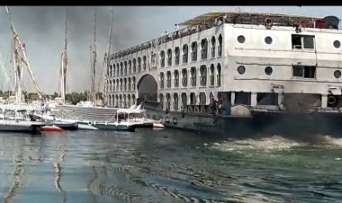 جنوح باخرة سياحية أثناء رسوها واصطدامها بالمراكب الشراعية بالأقصر.. صور