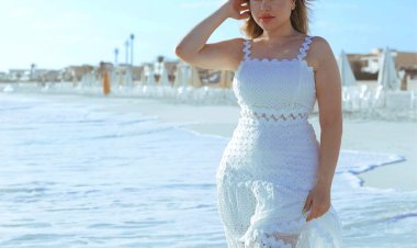 أسما إبراهيم تتألق بالأبيض في الساحل الشمالي.. صور