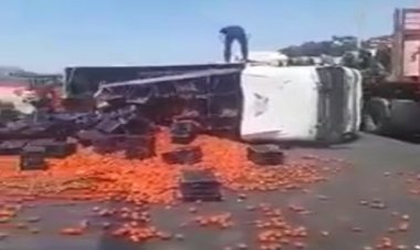 انقلاب سيارة نقل محملة بالطماطم وإصابة سائقها في قنا