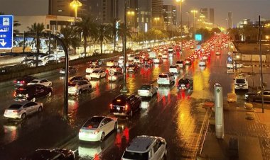 الأمطار تتساقط على المسجد النبوي في مشهد مهيب