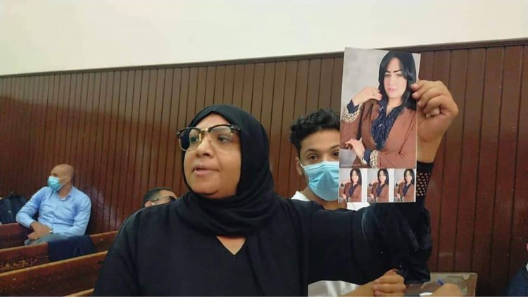 انهيار والدة المذيعة شيماء جمال في أولى جلسات محاكمة قاتل ابنتها.. صور