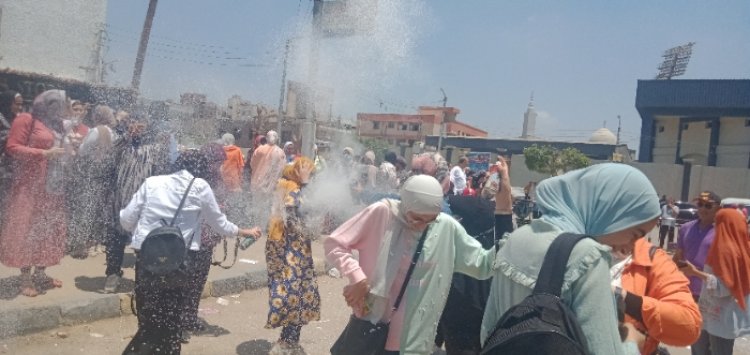 القليوبية.. نهاية ماراثون الثانوية العامة بالشماريخ والألعاب النارية