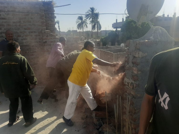 بالصور.. حملة مكبرة لإزالة مخالفات البناء بمنطقة المطار وشمال مدينة الأقصر