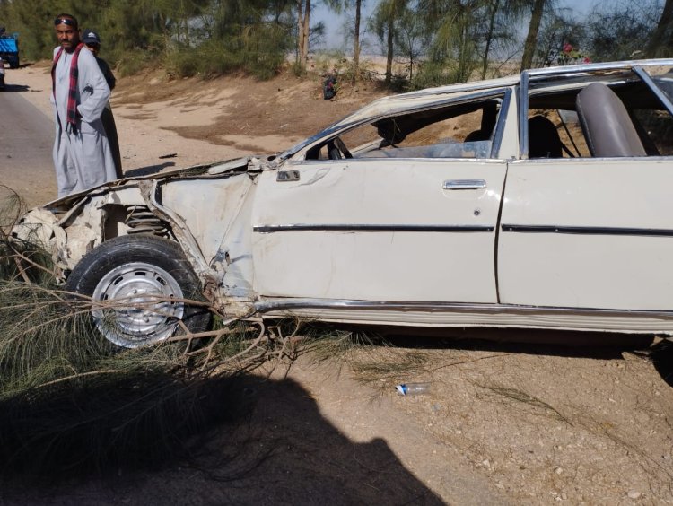 إصابة شخصين إثر انقلاب سيارة أعلى الطريق الصحراوي بقنا