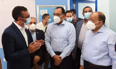 رئيس الوزراء يتفقد العيادات الثابتة بالمدرسة الثانوية التجارية بقرية كفر داوود بالبحيرة