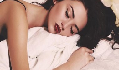 احذري.. النوم بالمكياج يسبب أضرارا خطيرة .. إليك نصائح للتغلب عليها