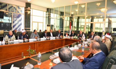 محافظ قنا يلتقي أعضاء النواب والشيوخ لمناقشة القضايا الخدمية