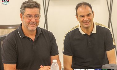 فيتوريا يجتمع بالجهاز الفني لسموحة.. صور