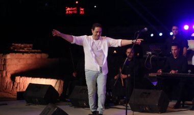 بالصور| وسط حشد جماهيري.. مدحت صالح يتألق في المسرح الروماني