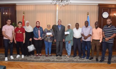 محافظ الإسكندرية خلال استقباله أوائل الثانوية العامة ..  نموذج مشرف ونفتخر بكم