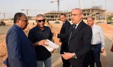 وزير الإسكان يتفقد القاهرة الجديدة لمتابعة مشروعات المرافق والطرق