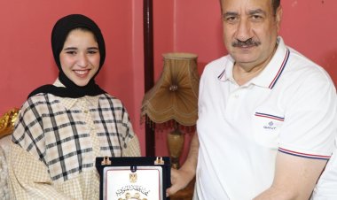 محافظ المنوفية يزور الطالبة ملك الأولى على مستوى الجمهورية «علمي علوم» في منزلها