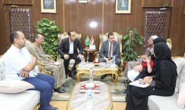 محافظ المنوفية يستقبل أسرة شهيد لقمة العيش الصيدلي «أحمد حاتم» بمكتبه