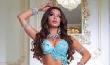 حسن شاكوش يقبل جوهرة على المسرح.. فيديو