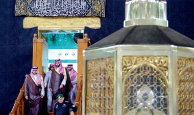 ولي العهد السعودي يتشرف بغسل البيت العتيق