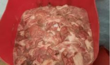 ضبط لحوم مجهولة المصدر داخل محل ومصنع بمنطقة السلام