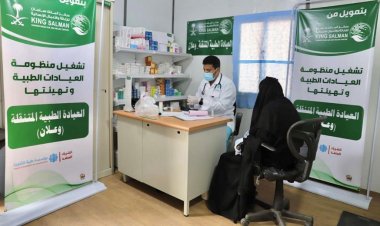 مركز الملك سلمان للإغاثة يقدم خدمات طبية في مخيم وعلان للنازحين باليمن  