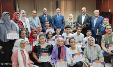 «تعليم سوهاج» يكرم  طلاب مدرسة لفوزهم بمسابقة أبطال البيئة