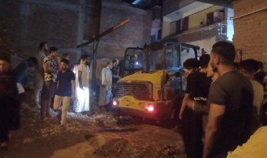 النيابة العامة تعاين العقار المنهار بقرية كفر الجزار ببنها