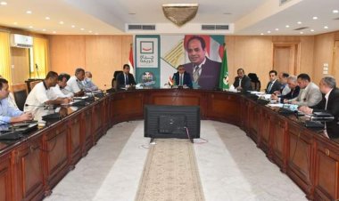 محافظ الفيوم يجتمع برؤساء المدن لمتابعة خطة رصف الطرق