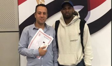 الأمريكي «تو هولواي» لاعب سلة الزمالك يصل إلى القاهرة