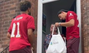صور وفيديو.. محمد صلاح يفاجئ مشجعي ليفربول ويوزع عليهم الهدايا
