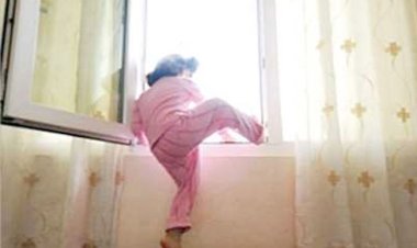 عمرها 3 أعوام.. مصرع طفلة إثر سقوطها من الطابق الثاني في قنا