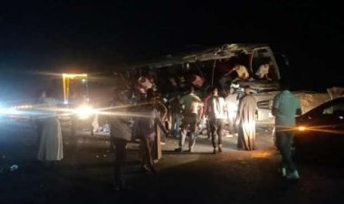 بعد مصرع وإصابة 29.. رفع آثار حادث تصادم سيارة نقل ثقيل مع أتوبيس سياحي على الطريق الصحراوي الشرقي بالمنيا