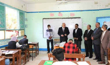 محافظ قنا يتفقد لجنة امتحانات الدور الثاني للثانوية العامة في قوص 