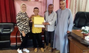 بعد نشر "العاصمة" قصته.. رئيس مركز دشنا يستقبل ويُكرم "الميكانيكي المُنشد"