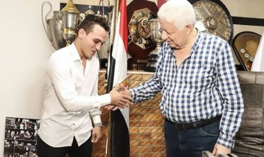 مرتضى منصور يستقبل ناشئ الزمالك بعد تعافيه من السرطان