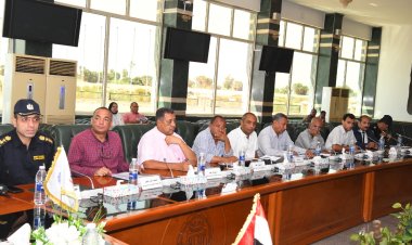 بعد حوادث الحريق.. محافظ قنا يتابع منظومة الحماية المدنية للكنائس