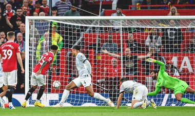 مانشستر يونايتد يتقدم على ليفربول بهدف في الشوط الأول