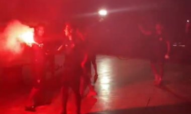 بالرقص والشماريخ.. لاعبو الزمالك يحتفلون بالتتويج بالدوري المصري 2022 | فيديو