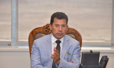 بعد حصولهم على البطولة الأفريقية لـ«الطائرة».. وزير الرياضة يطمئن على بعثة المنتخب 