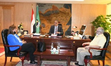 محافظ الفيوم يناقش آليات توفير سكن بديل لقاطني العقارات الآيلة للسقوط