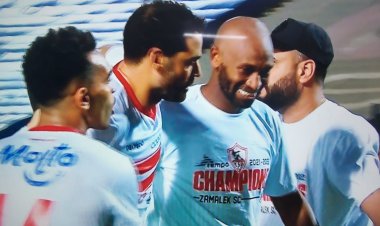 بعد نهاية المباراة بالتعادل.. «عبدالمنصف» يرتدي تيشيرت شيكابالا ويحيي جماهير الزمالك