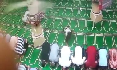 فيديو يرصد سرقة هاتف أثناء صلاة الظهر داخل مسجد بشبرا الخيمة