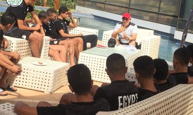 مدرب منتخب الناشئين يجتمع باللاعبين قبل مواجهة لبنان